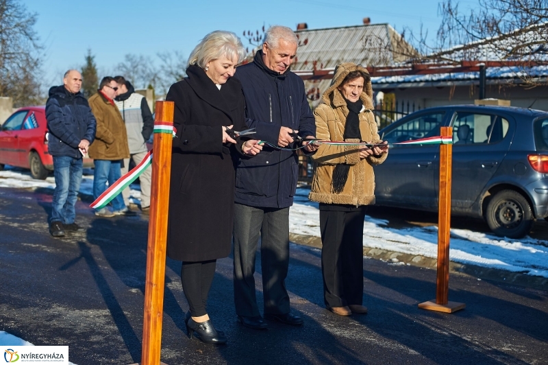 Aszfaltozták az Ösvény utcát - fotó Szarka Lajos