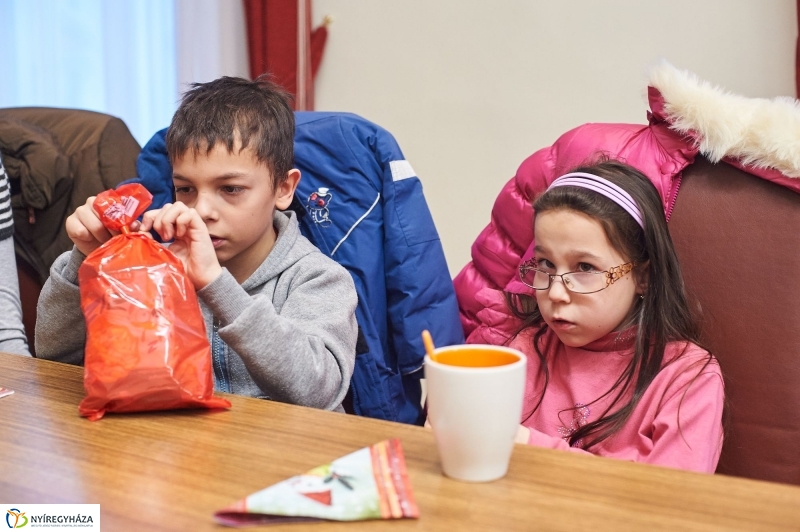 Mikuláscsomag rászoruló gyerekeknek - fotó Szarka Lajos