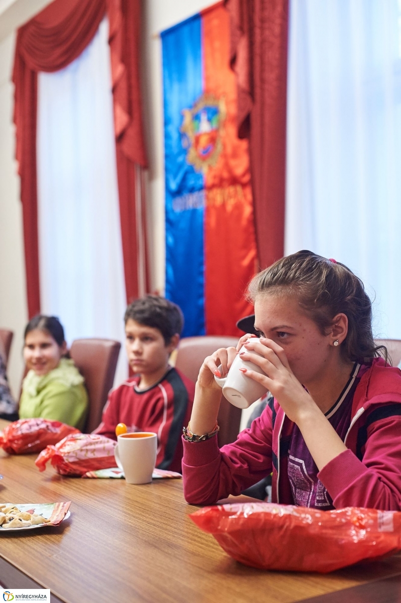 Mikuláscsomag rászoruló gyerekeknek - fotó Szarka Lajos