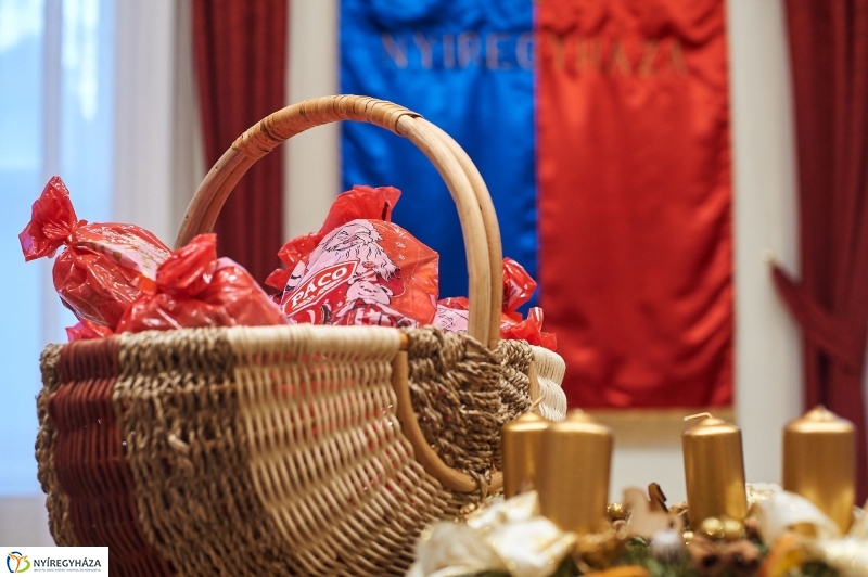 Mikuláscsomag rászoruló gyerekeknek - fotó Szarka Lajos