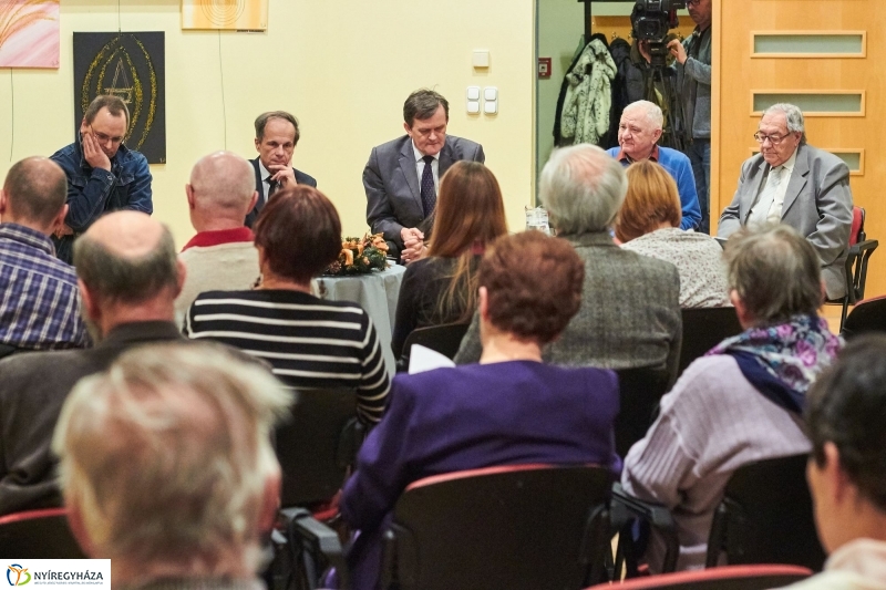 Megjelent a megyei Szemle - fotó Szarka Lajos