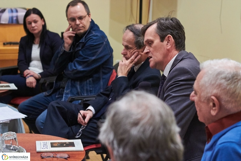 Megjelent a megyei Szemle - fotó Szarka Lajos