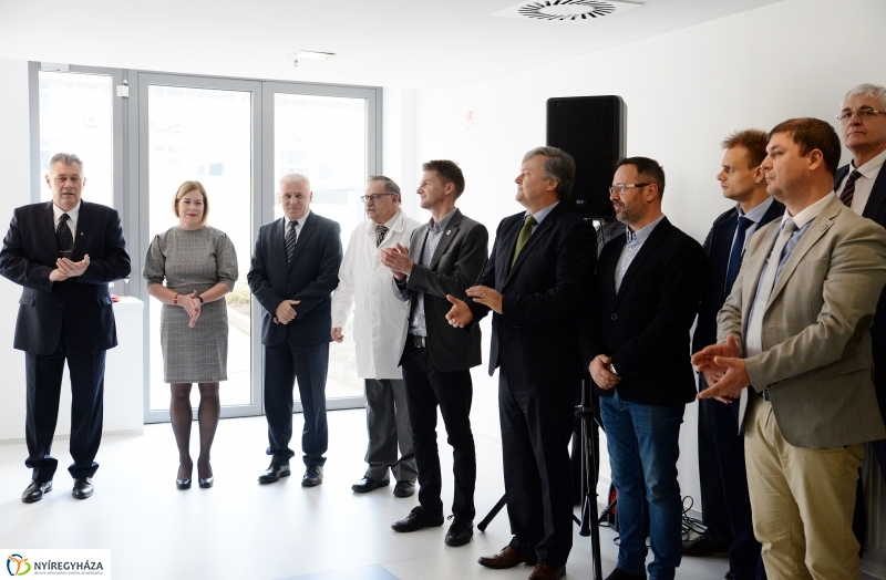 MR-berendezés átadás - fotó Trifonov Éva