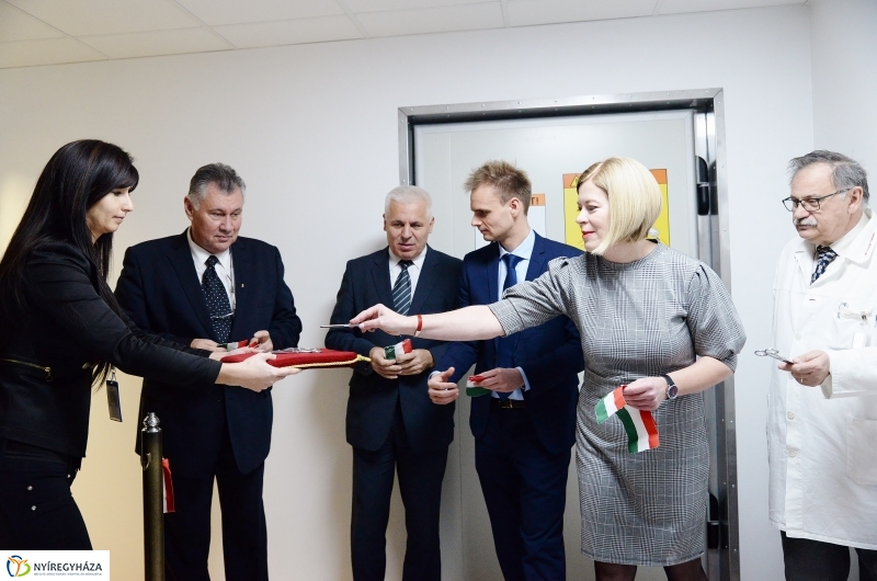 MR-berendezés átadás - fotó Trifonov Éva