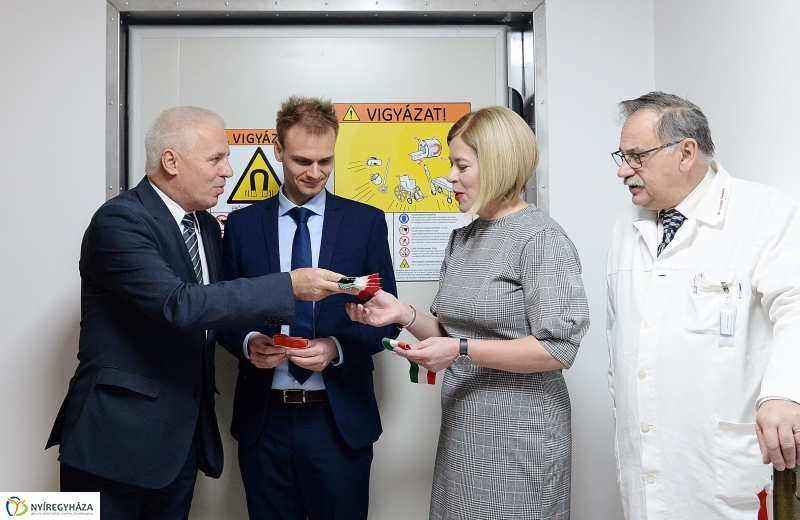 MR-berendezés átadás - fotó Trifonov Éva