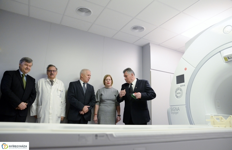 MR-berendezés átadás - fotó Trifonov Éva