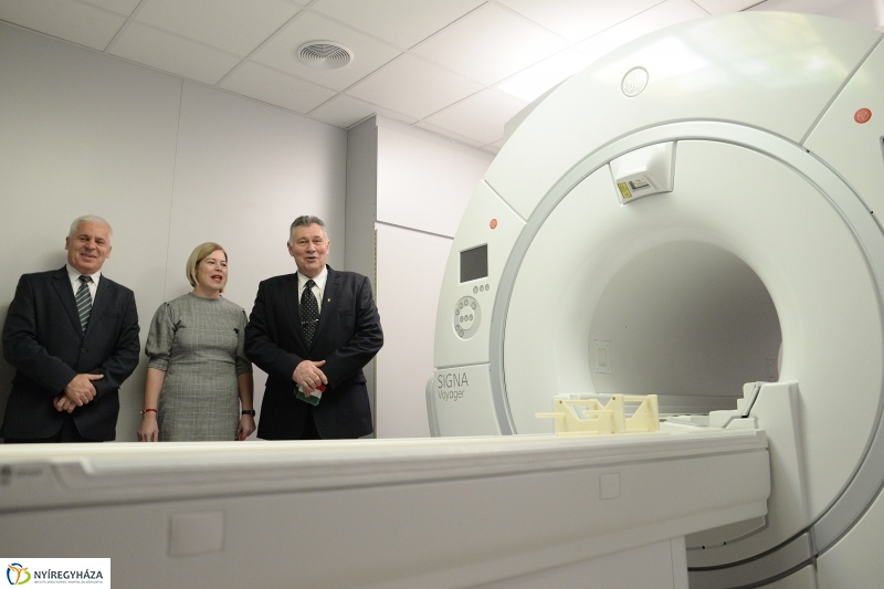 MR-berendezés átadás - fotó Trifonov Éva