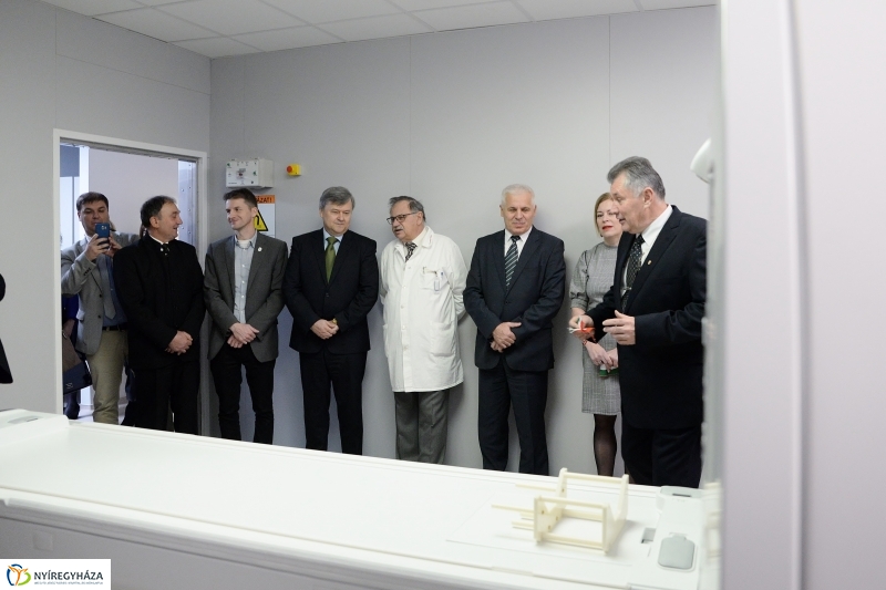 MR-berendezés átadás - fotó Trifonov Éva