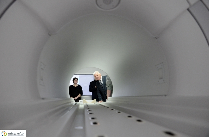 MR-berendezés átadás - fotó Trifonov Éva