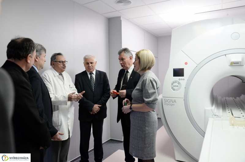 MR-berendezés átadás - fotó Trifonov Éva