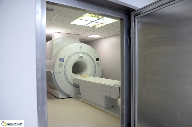MR-berendezés átadás - fotó Trifonov Éva