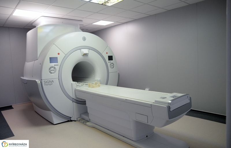MR-berendezés átadás - fotó Trifonov Éva
