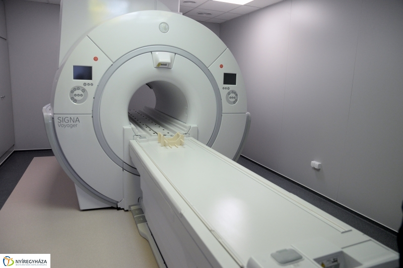 MR-berendezés átadás - fotó Trifonov Éva