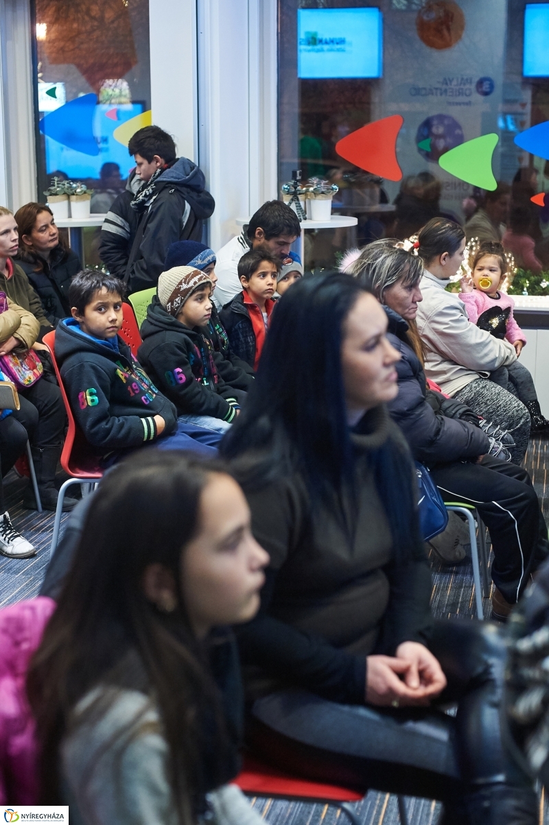 OTP karácsonyi adomány - fotó Szarka Lajos