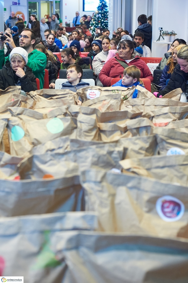 OTP karácsonyi adomány - fotó Szarka Lajos