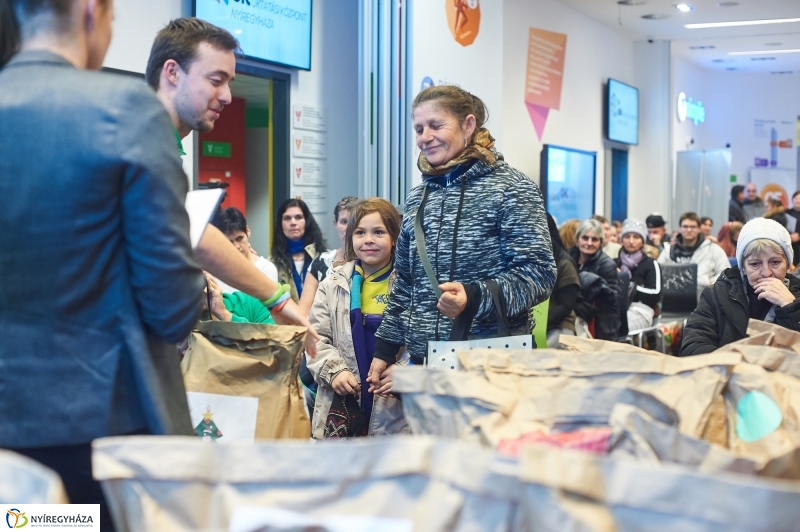 OTP karácsonyi adomány - fotó Szarka Lajos