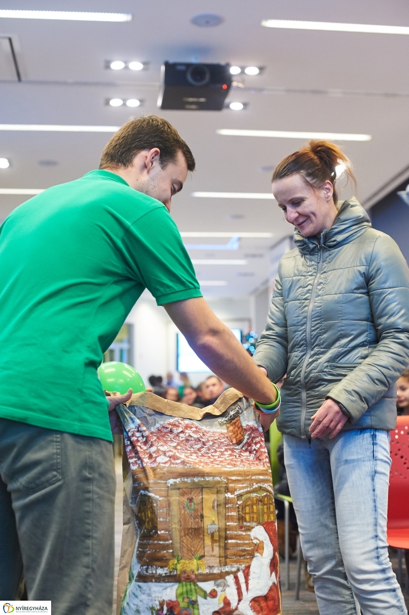 OTP karácsonyi adomány - fotó Szarka Lajos