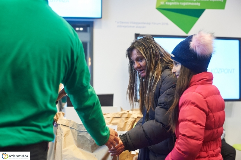 OTP karácsonyi adomány - fotó Szarka Lajos