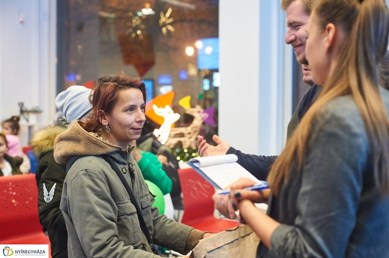 OTP karácsonyi adomány - fotó Szarka Lajos