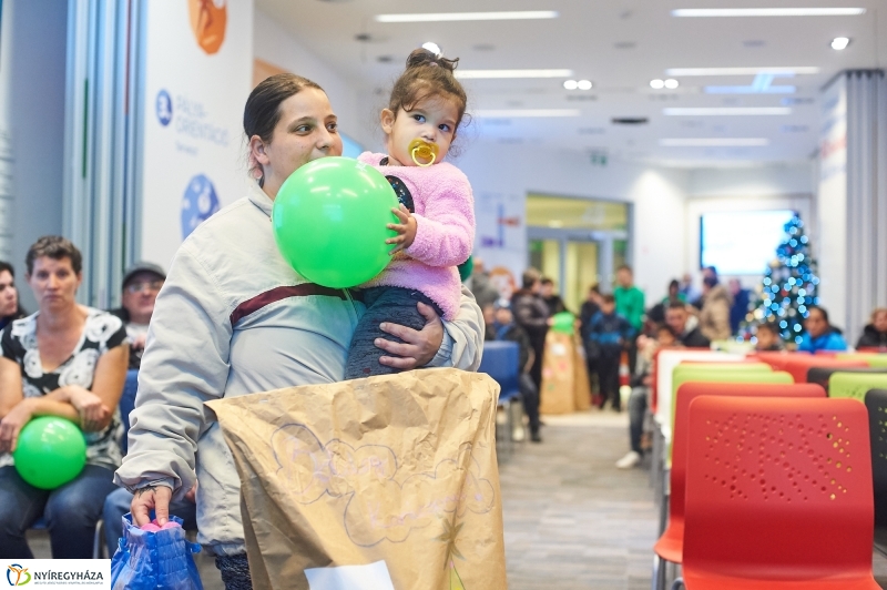 OTP karácsonyi adomány - fotó Szarka Lajos