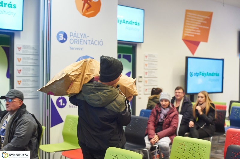 OTP karácsonyi adomány - fotó Szarka Lajos