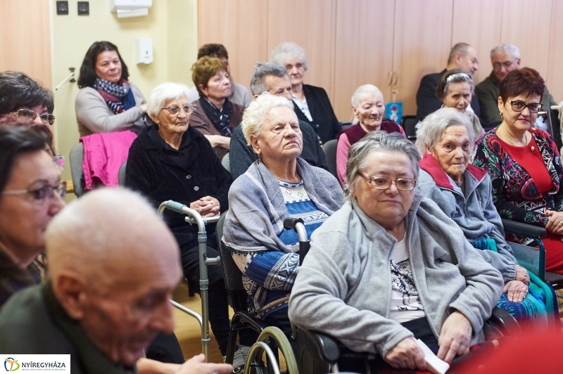 Karácsonyi ajándék időseknek  fotó Szarka Lajos