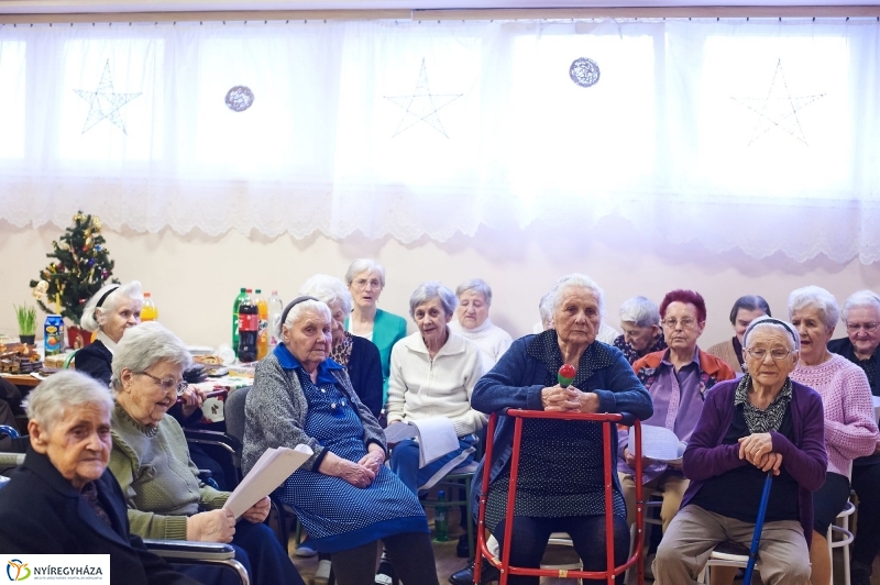 Karácsonyi ajándék időseknek  fotó Szarka Lajos
