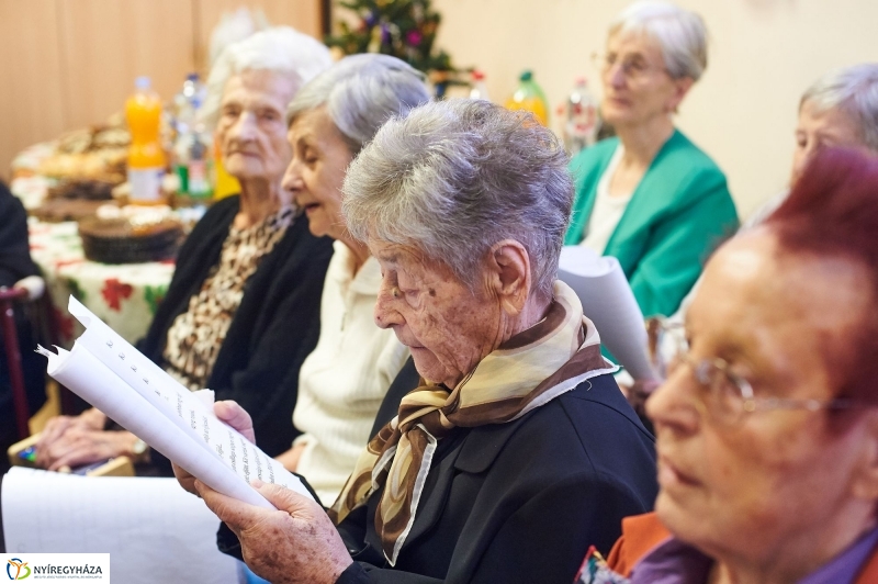 Karácsonyi ajándék időseknek  fotó Szarka Lajos