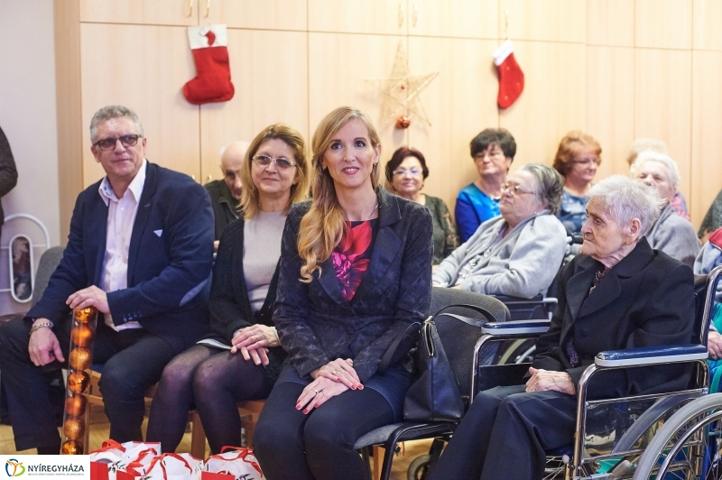 Karácsonyi ajándék időseknek  fotó Szarka Lajos