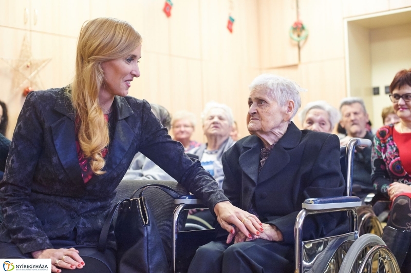 Karácsonyi ajándék időseknek  fotó Szarka Lajos