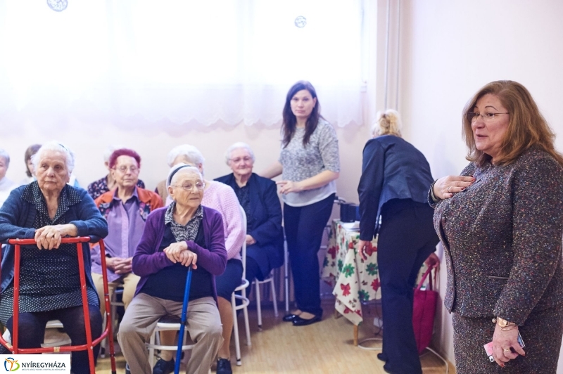 Karácsonyi ajándék időseknek  fotó Szarka Lajos