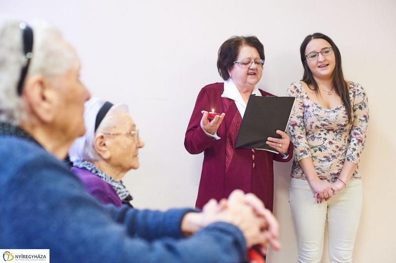 Karácsonyi ajándék időseknek  fotó Szarka Lajos