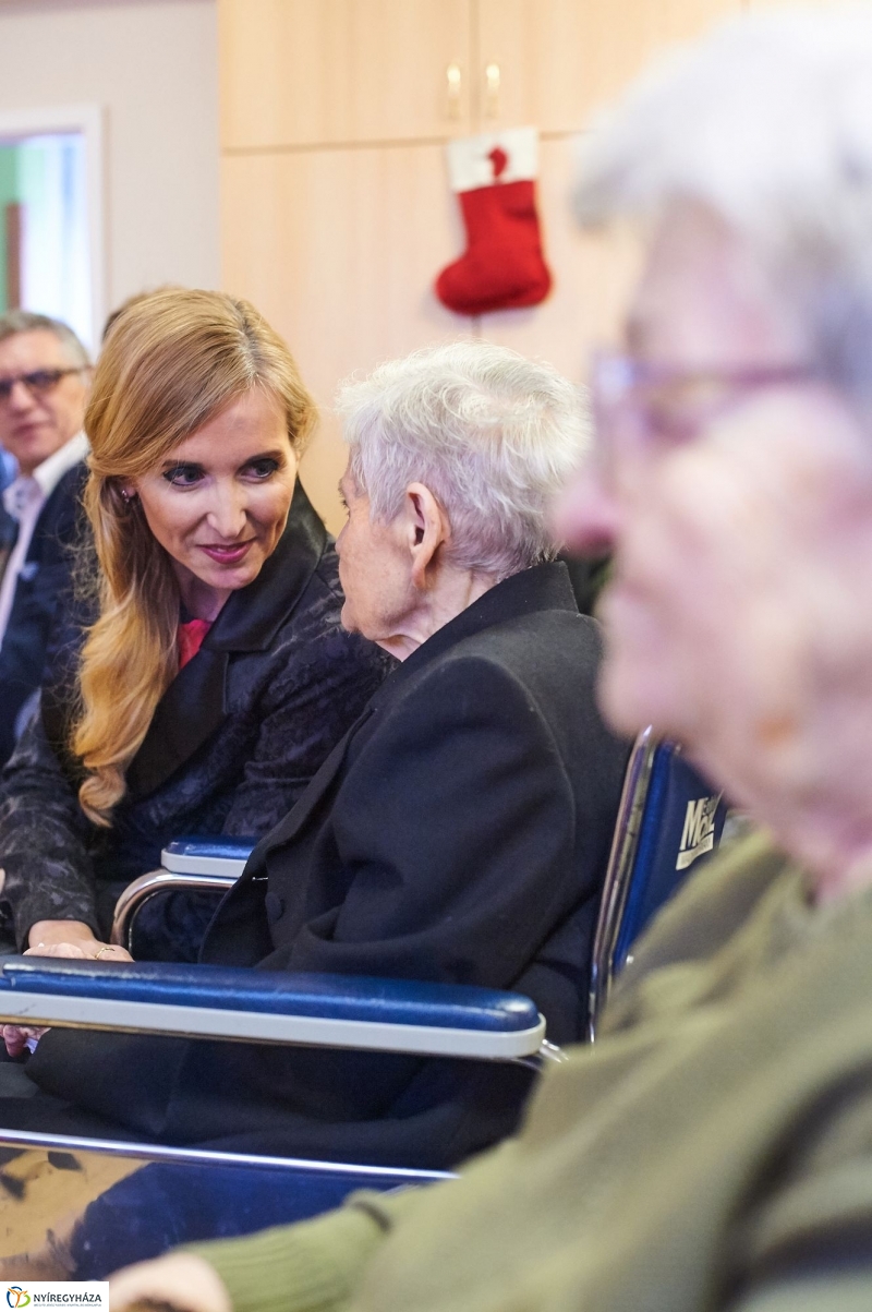 Karácsonyi ajándék időseknek  fotó Szarka Lajos