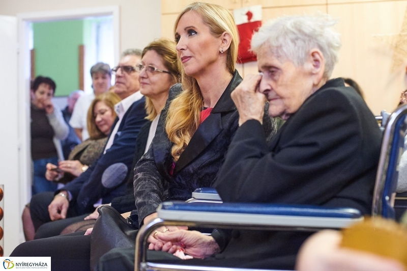 Karácsonyi ajándék időseknek  fotó Szarka Lajos