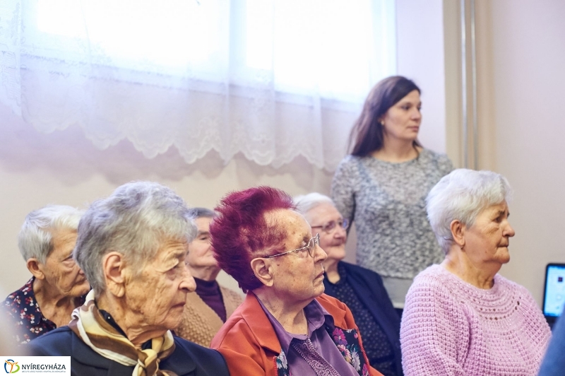 Karácsonyi ajándék időseknek  fotó Szarka Lajos