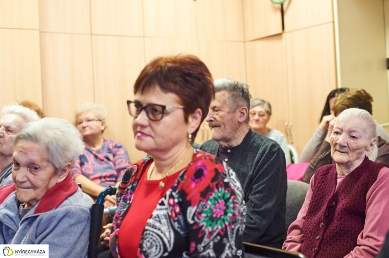 Karácsonyi ajándék időseknek  fotó Szarka Lajos