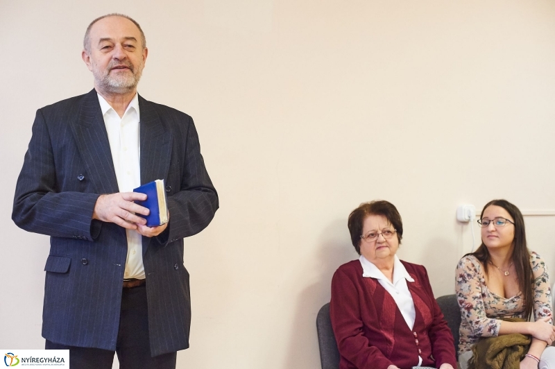 Karácsonyi ajándék időseknek  fotó Szarka Lajos