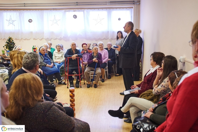 Karácsonyi ajándék időseknek  fotó Szarka Lajos