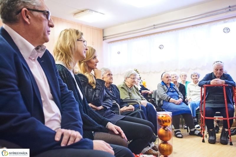 Karácsonyi ajándék időseknek  fotó Szarka Lajos