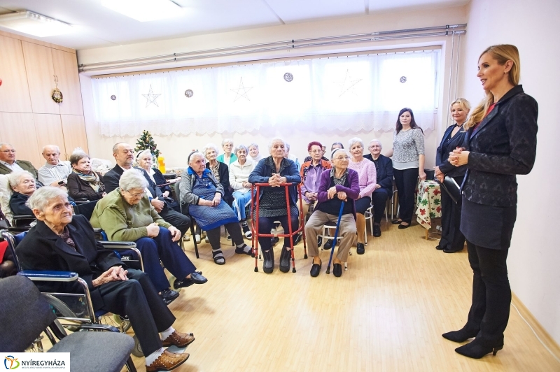 Karácsonyi ajándék időseknek  fotó Szarka Lajos