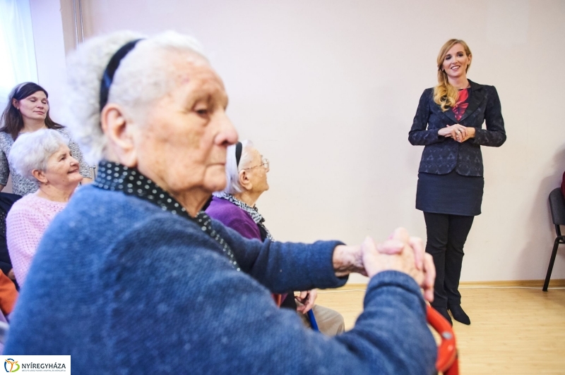 Karácsonyi ajándék időseknek  fotó Szarka Lajos