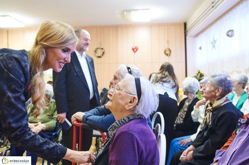 Karácsonyi ajándék időseknek  fotó Szarka Lajos