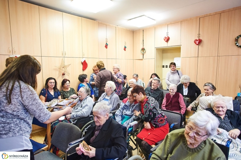 Karácsonyi ajándék időseknek  fotó Szarka Lajos