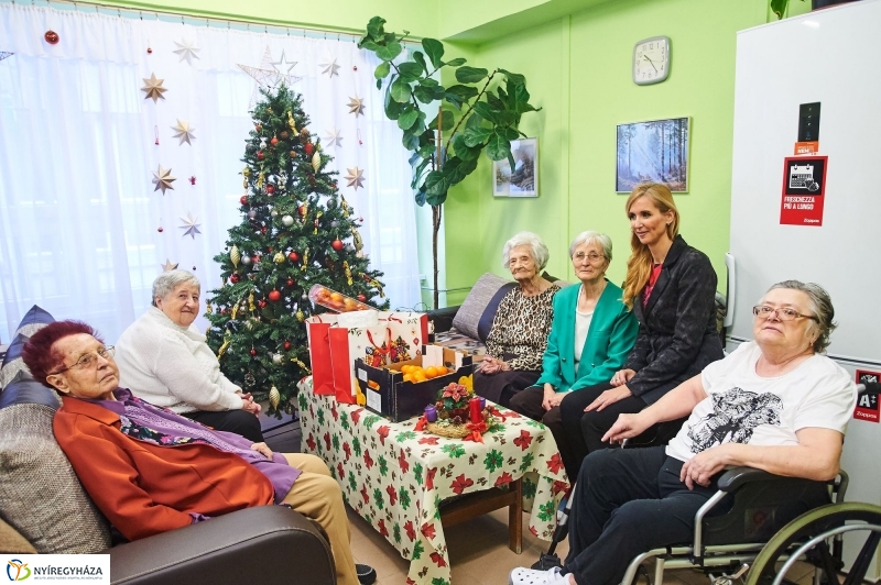 Karácsonyi ajándék időseknek  fotó Szarka Lajos