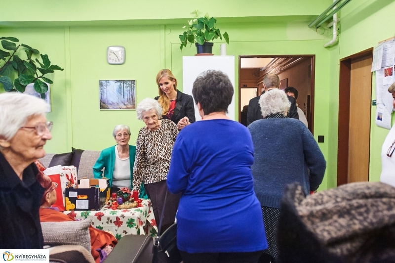 Karácsonyi ajándék időseknek  fotó Szarka Lajos