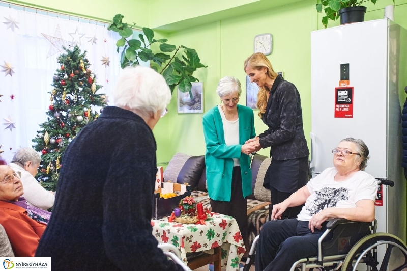 Karácsonyi ajándék időseknek  fotó Szarka Lajos