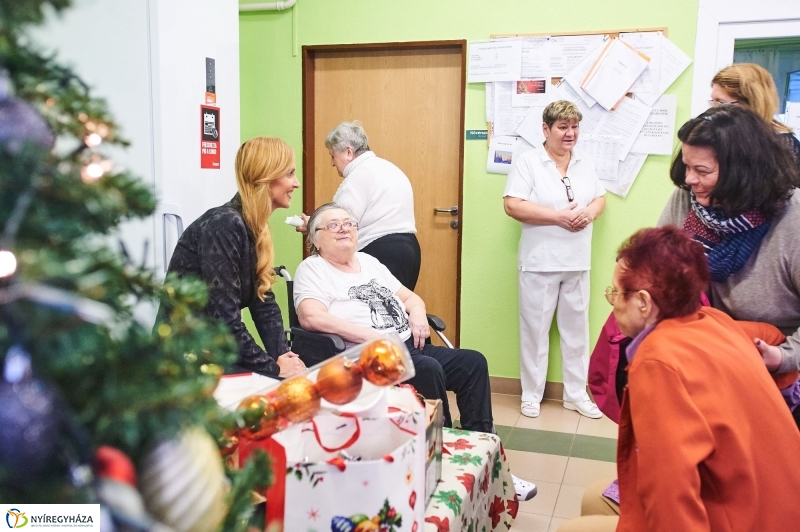 Karácsonyi ajándék időseknek  fotó Szarka Lajos