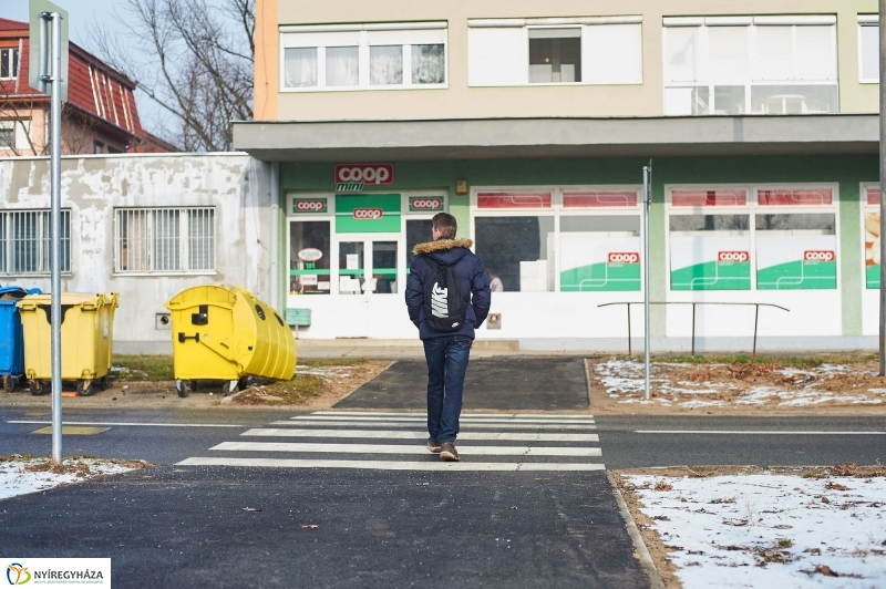 Új járda és gyalogos átkelőhely - fotó Szarka Lajos