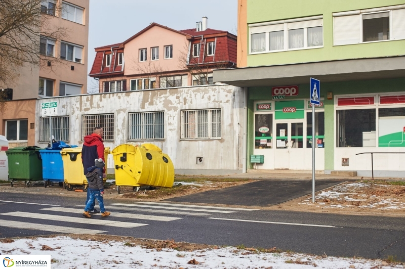 Új járda és gyalogos átkelőhely - fotó Szarka Lajos