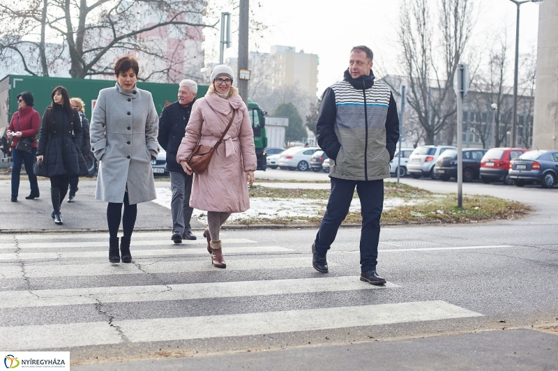 Új járda és gyalogos átkelőhely - fotó Szarka Lajos